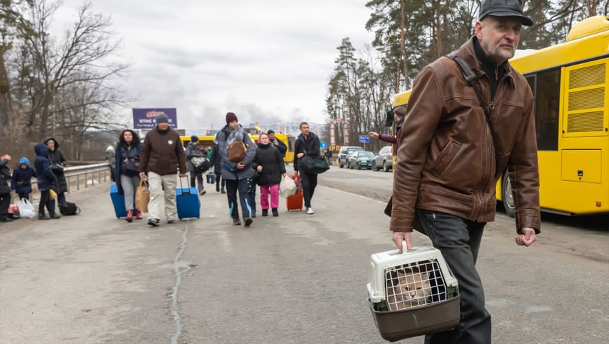 A man seen evacuating from the town with his pet cat on foot. Thousands of residents of Irpin have to abandon their homes and evacuate as the Russian military are closing in.